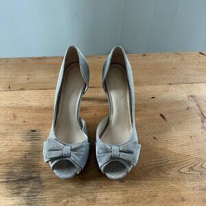 NEW Kelly and‎ Katie Shimmer Peep toe Formal Heels Silver Gold Women’s size 8.5